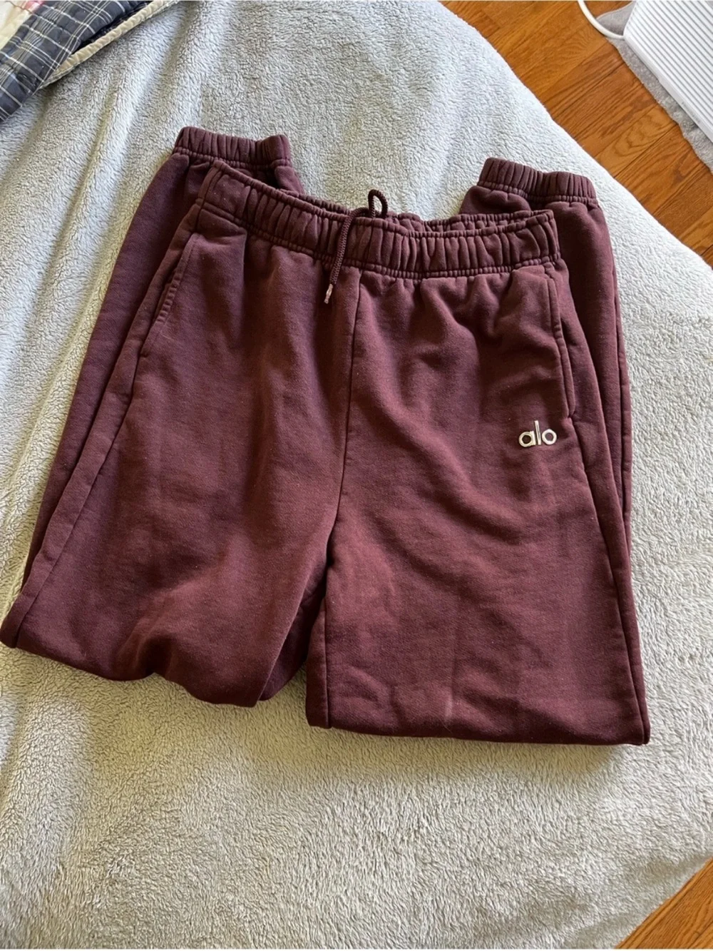 Alo Yoga Women’s Cherry Cola Maroon Accolade Sweatpants Small